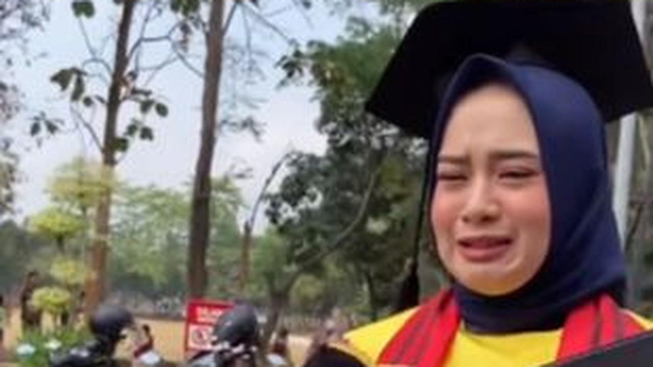 Nangis Tak Kunjung Henti, Remaja ini Sedih karena Ortu Tak Bisa Datang, Langsung Bahagia saat Dapat 'Keluarga' Baru