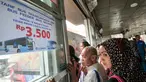 Tarif Bus Kota Terintegrasi Busway (BKTB) dengan Rute PIK-Monas turun harga, Jakarta, Senin (4/1/2016). Tarif BKTB yang semula Rp 6.000 turun menjadi Rp 3.500. (Liputan6.com/Yoppy Renato)