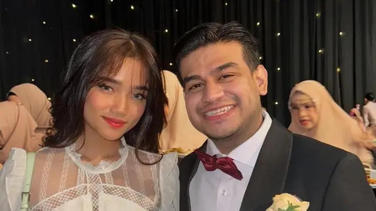 6 Beda Gaya Fuji dan Aaliyah Massaid dengan Tas Mewah di Acara Ngunduh Mantu Kakak Fadil Jaidi