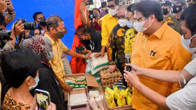 Menteri Koordinator Bidang Perekonomian Airlangga Hartarto meninjau pelaksanaan operasi pasar di Pasar Bawah, Kota Pekanbaru. (Sumber ekon.go.id)
