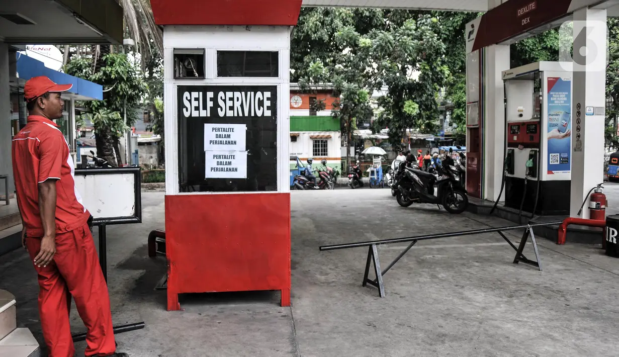 Petugas menutup area pengisian BBM khusus sepeda motor saat stok pertalite habis di salah satu SPBU kawasan Galur, Johar Baru, Jakarta Pusat, Kamis (11/8/2022). Kekosongan pertalite diduga disebabkan oleh migrasi pengguna pertamax dan BBM nonsubsidi lainnya akibat disparitas harga yang cukup tinggi. (merdeka.com/Iqbal S. Nugroho)