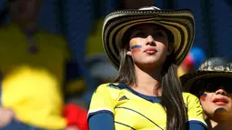 Seorang wanita cantik ini rela mengecat wajahnya untuk memberi dukungan kepada timnas Kolumbia saat menyaksikan laga Timnas Kolombia melawan Venezuela di Estadio El Teniente, Rancagua, Chile (14/6/2015). (REUTERS/Carlos Garcia Rawlins)