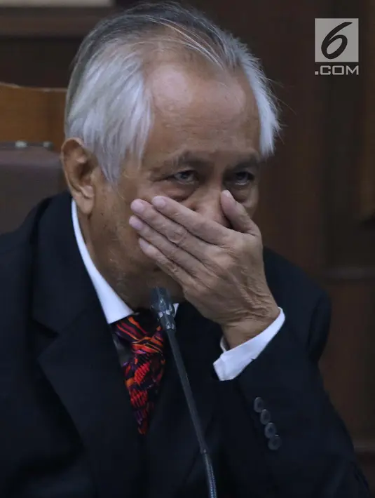 Terpidana kasus suap hakim dan panitera PTUN Medan, Otto Cornelis Kaligis saat sidang pengajuan permohonan PK ke-2 di PN Jakarta Pusat, Rabu (10/4). Sebelumnya, MA mengabulkan PK OC Kaligis dan mengurangi masa penahanan OC Kaligis sebanyak tiga tahun. (Liputan6.com/Helmi Fithriansyah)