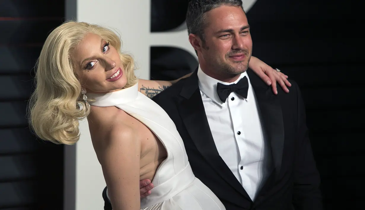Sering tampil mesra di depan umum, pengemar Lady Gaga dan Taylor Kinney dikejutkan dengan berita yang membicarakan putusnya hubungan mereka. Kini, keduanya terdengar akan balikan setelah tuntaskan pekerjaan. (AFP/Bintang.com)