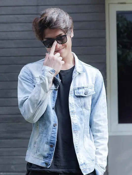 Di berbagai kegiatan Rizky Billar terlihat tampil trendi. Kali ini ia memilih gaya kasual dengan mengenakan jaket denim. Tak lupa, kacamata hitam yang ia kenakan membuatnya makin tampak keren dan ganteng. (Liputan6.com/IG/rizkybillar)
