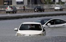 FOTO: Penampakan Mobil-Mobil Terendam Banjir Langka di Dubai Usai Hujan Paling Ekstrem dalam 75 Tahun