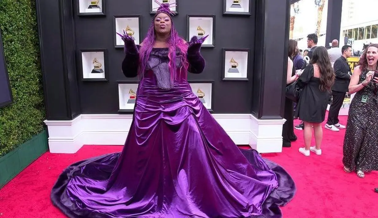 Tampil dramatis, musisi Yola mengenakan dress ungu dengan detail lengan berbulu yang menyerupai kaki beruang. (Instagram/iamyolaofficial).