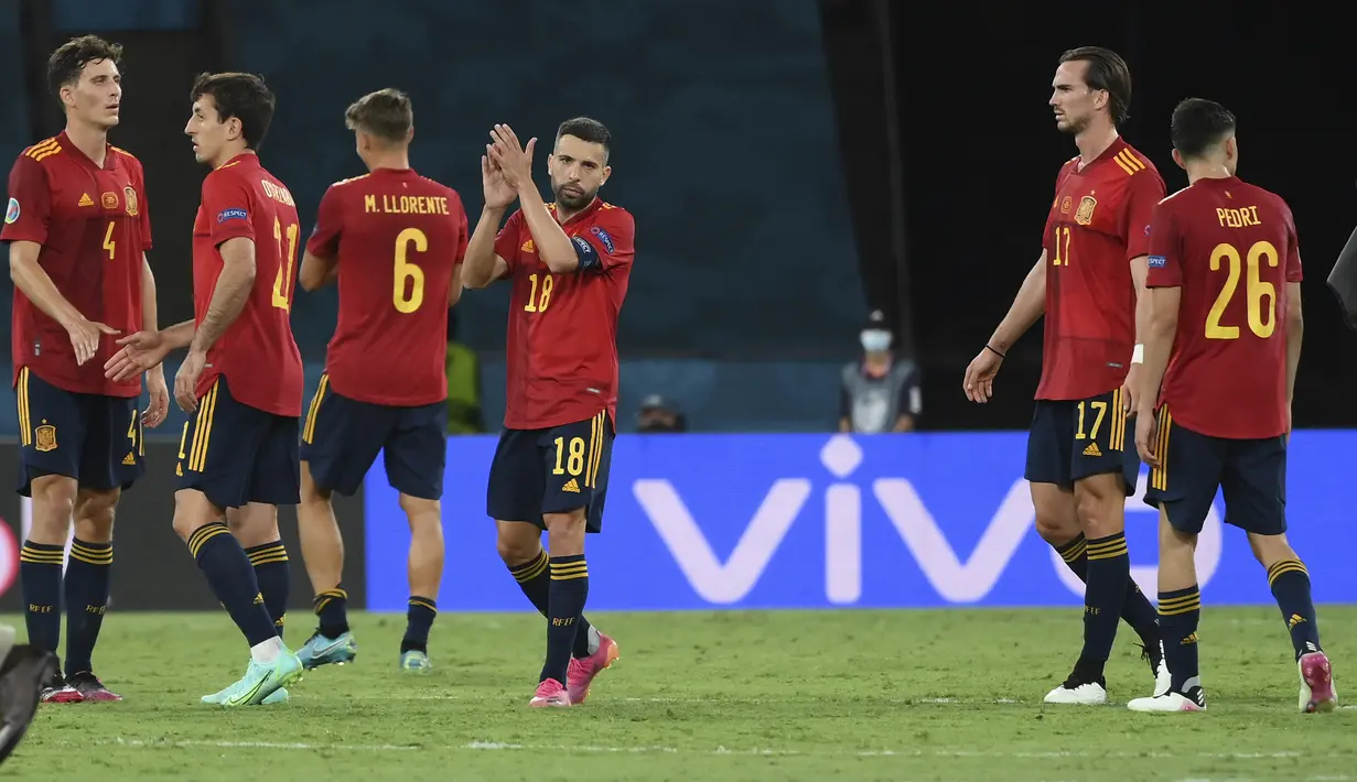 Reaksi pemain Spanyol usai pertandingan grup E Euro 2020 melawan Polandia di stadion La Cartuja di Seville, Spanyol, Sabtu (19/6/2021). Spanyol bermain imbang dengan Polandia dengan skor 1-1. (Lluis Gene/Pool via AP)