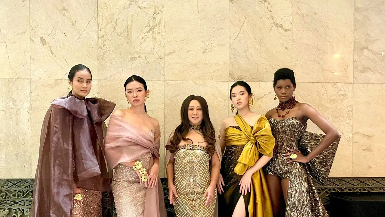 Lenny Hartono bersama model yang mengenakan rancangannya.