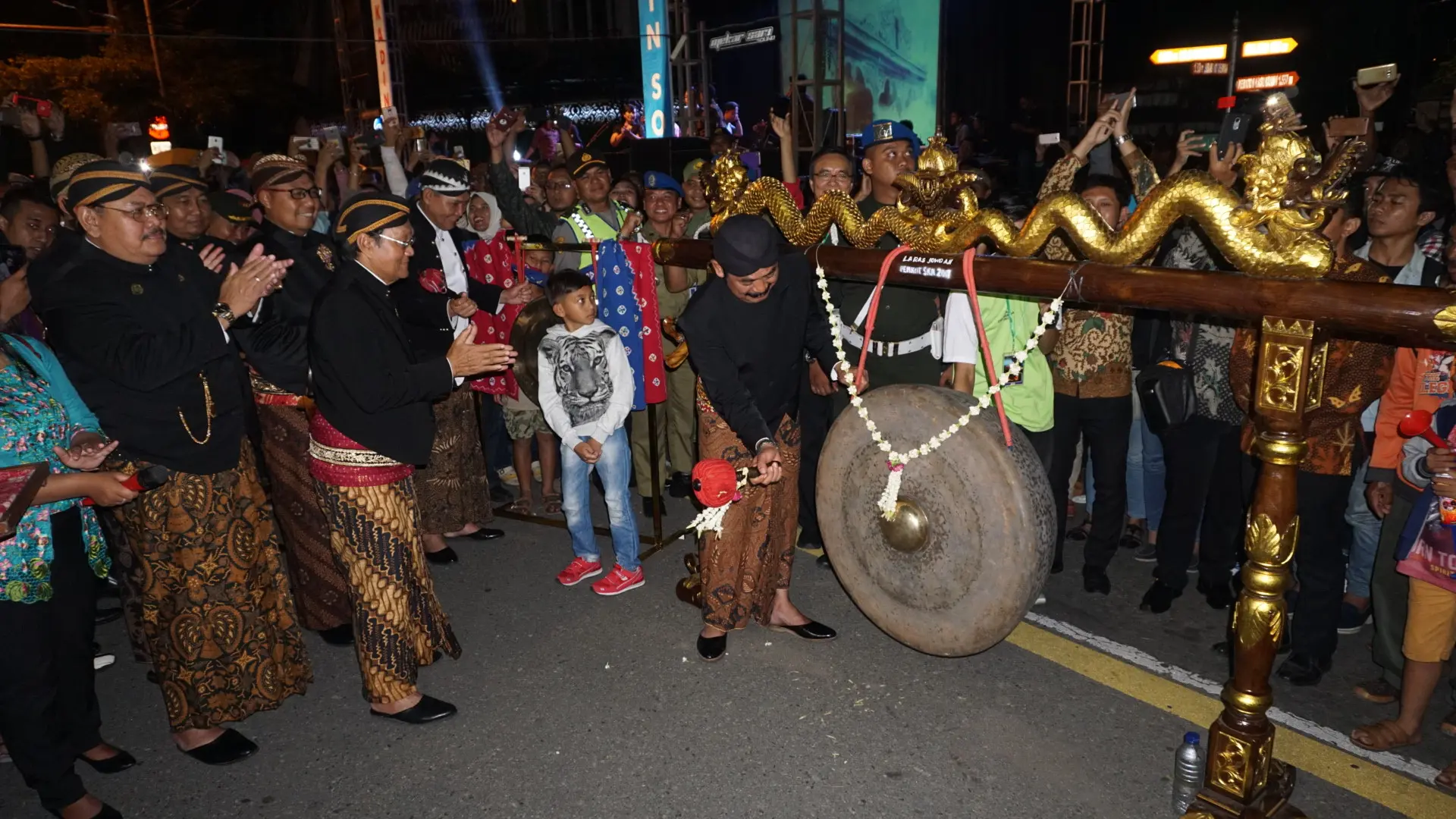 Wali Kota Solo, FX Hadi Rudyatmo, memukul gong. (Liputan6.com/Fajar Abrori)