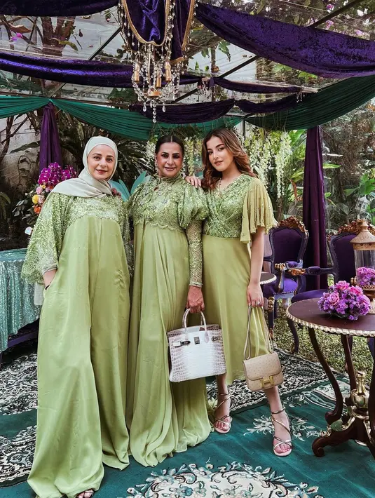 Pada momen hari besar seperti Idul Fitri dan Idul Adha, Tasyi Athasyia tampak hadir dalam acara kumpul keluarga tersebut. Namun, beberapa foto yang diunggah, tampak dirinya tak ikut berfoto. Tasya memamerkan foto bertiga dengan kakak dan ibunya. Tiga wanita ini tampil menawan dengan dress hijaunya. (Liputan6.com/IG/@tasyafarasya)