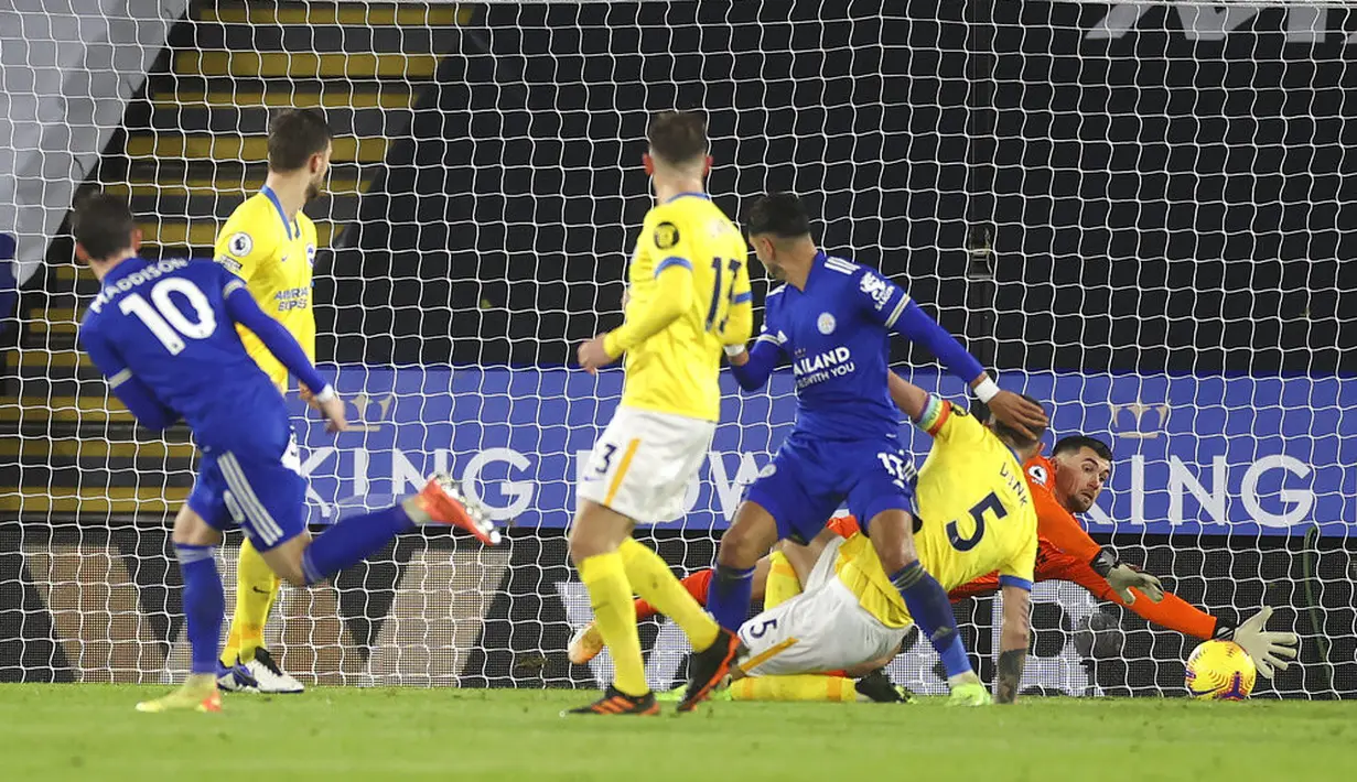 Pemain Leicester City James Maddison (kiri) mencetak gol ke gawang Brighton pada pertandingan Liga Premier Inggris di Stadion King Power, Leicester, Inggris, Minggu (13/12/2020). Leicester City menang 3-0. (Carl Recine/Pool via AP)
