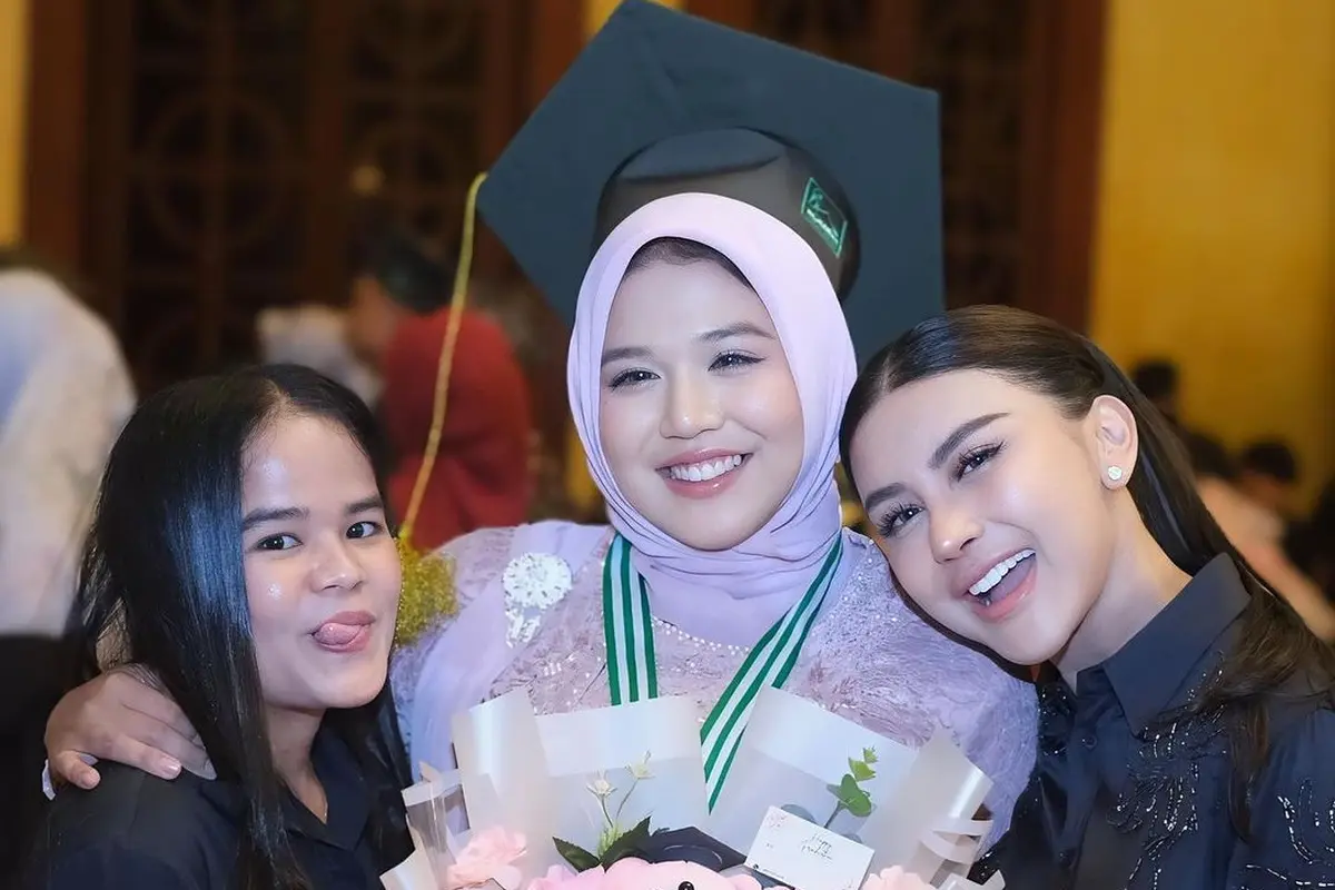 Potret wisuda Kanaya Tiara Atmaja anak ke-2 Bebizie Fatlanay (Sumber: Instagram/@bebizie)