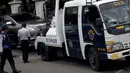 Penindakan parkir liar dengan melakukan derek oleh Dinas Perhubungan (Dishub) di depan sekolah SMA Kolese Kanisius Jakarta, Jalan Menteng Raya, Jakarta Pusat, Rabu (7/1/2015). (Liputan6.com/Faizal Fanani)