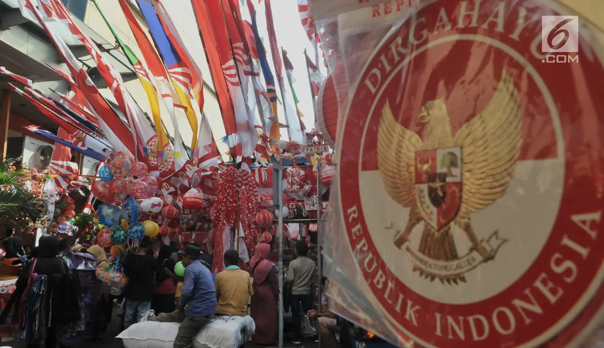 Pedagang musiman bendera Merah Putih dan pernak-pernik Hari Kemerdekaan memenuhi Pasar Jatinegara, Jakarta, Kamis (1/8/2019). Menjelang perayaan 17 Agustus, pedagang musiman pernak-pernak Hari Kemerdekaan mulai bermunculan di pasar dan pinggir jalan Ibu Kota. (merdeka.com/Iqbal S Nugroho)