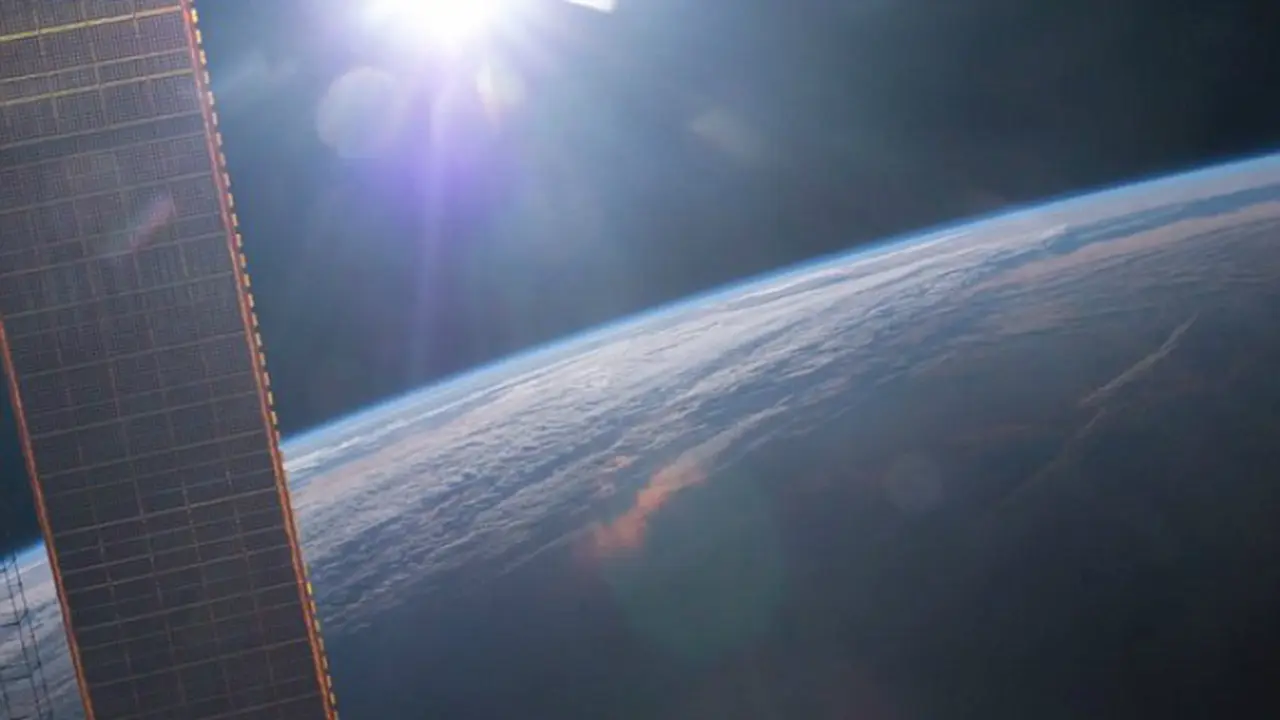 Matahari terbit yang diabadikan oleh seorang astronot NASA dari Stasiun Angkasa Luar Internasional