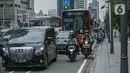 Sejumlah kendaraan terjebak kemacetan di Jalan MH Thamrin, Jakarta, Kamis (15/4/2021). Penumpukan kendaraan pada jam menjelang buka puasa menyebabkan terjadinya kemacetan di sejumlah ruas jalan di Ibu Kota. (Liputan6.com/Faizal Fanani)
