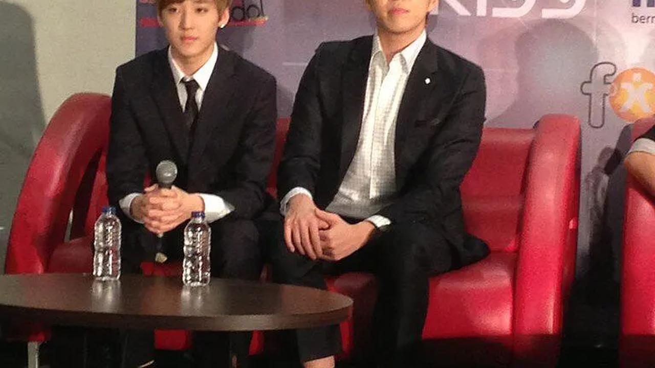Member Kevin dan Soohyun saat melakukan lelang untuk disumbangkan pada korban banjir Â© @kpopzoneID | KMI + Ve