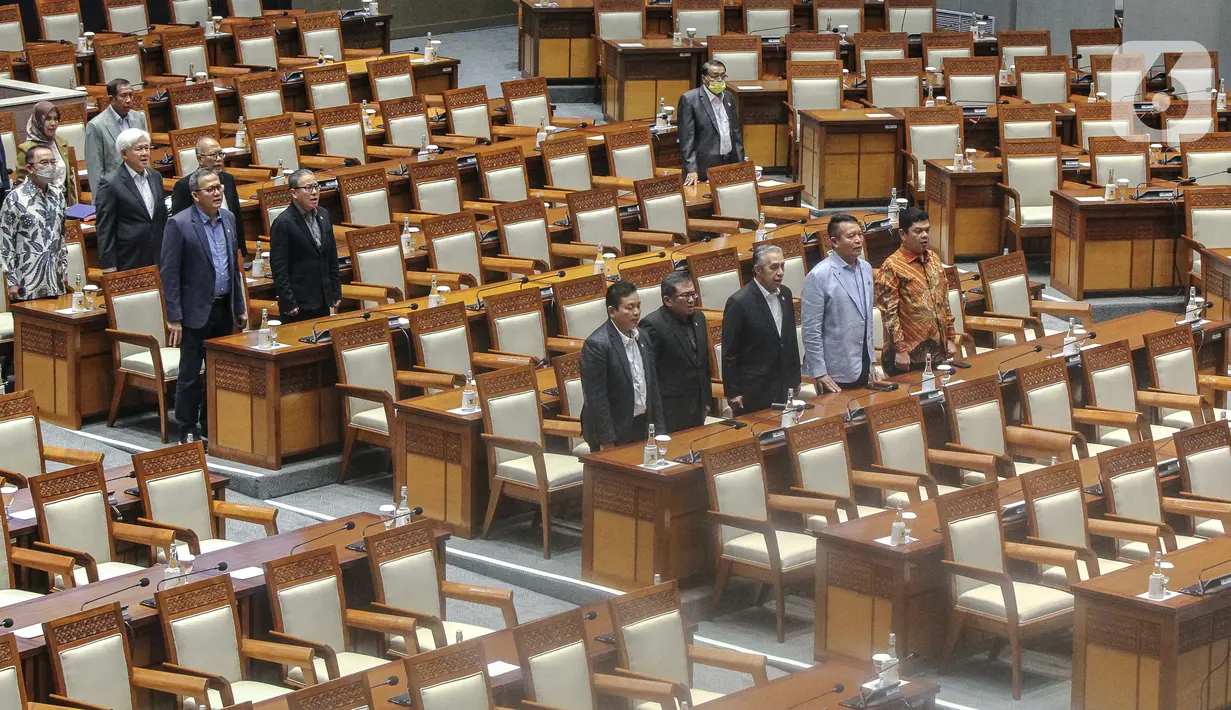 Sejumlah anggota DPR mengikuti Rapat Paripurna ke-17 Masa Persidangan III Tahun Sidang 2022-2023 di Kompleks Parlemen, Senayan, Jakarta, Kamis (16/2/2023). Rapat Paripurna tersebut dalam rangka penutupan Masa Persidangan III Tahun Sidang 2022-2023. (Liputan6.com/Faizal Fanani)