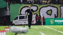 Pelatih Persebaya Surabaya,&nbsp;Eduardo Perez saat mengawal timnya melawan PSIM Yogyakarta&nbsp;pada BRI Super League 2025/2026 di Stadion Gelora Bung Tomo, Surabaya,&nbsp;Jumat (8/8/2025). (Bola.com/Abdul Aziz)&nbsp;