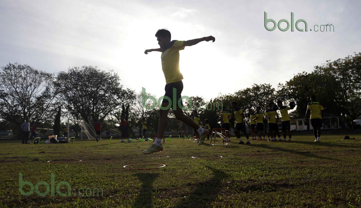 Para pemain Penang FA saat berlatih dengan strategi berbeda di Lapangan USM, Penang, Malaysia, Minggu (31/01/2016). (Bola.com/Nicklas Hanoatubun)