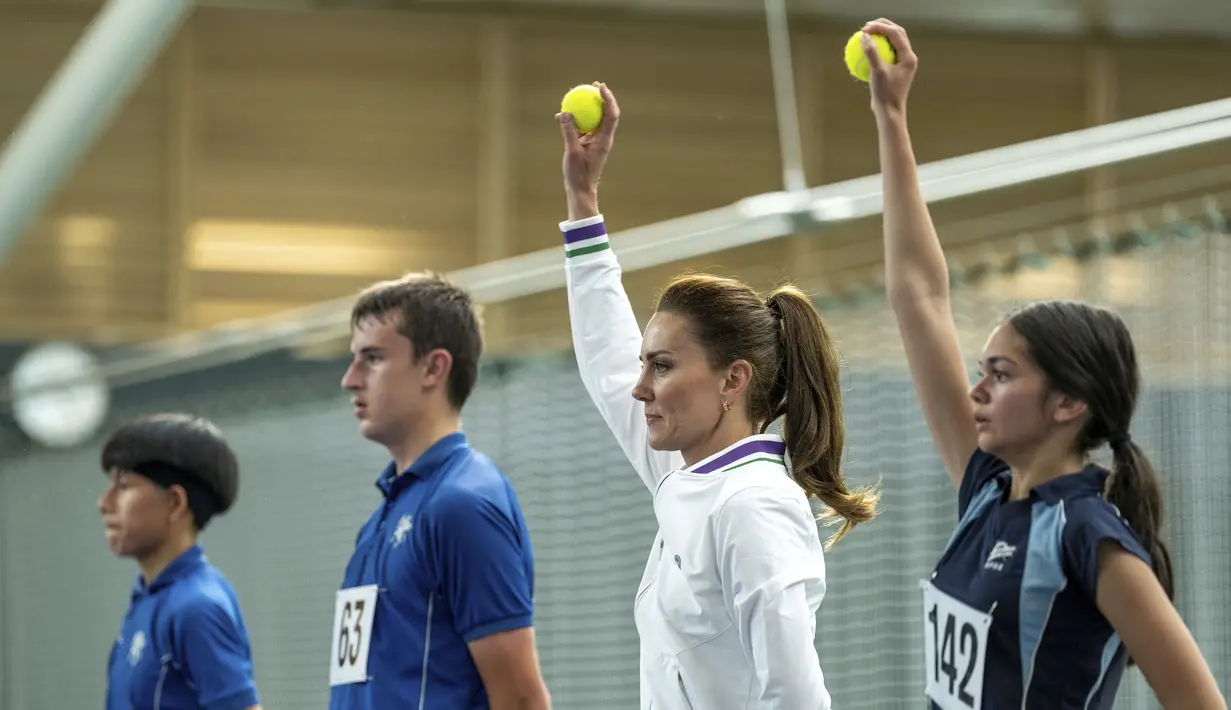 Istri Pangeran William tersebut juga melihat persiapan sejumlah remaja menjadi ball boys dan ball girls di turnamen bergengsi itu. (Thomas LOVELOCK / AELTC / AFP)
