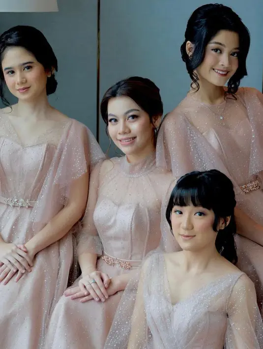 Tidak hanya disorot sebagai pasangan yang tengah menikah, para pendamping pernikahan keduanya yang kerap disebut bridesmaids pun tidak luput dari sorotan. (Instagram/ayungberinda).