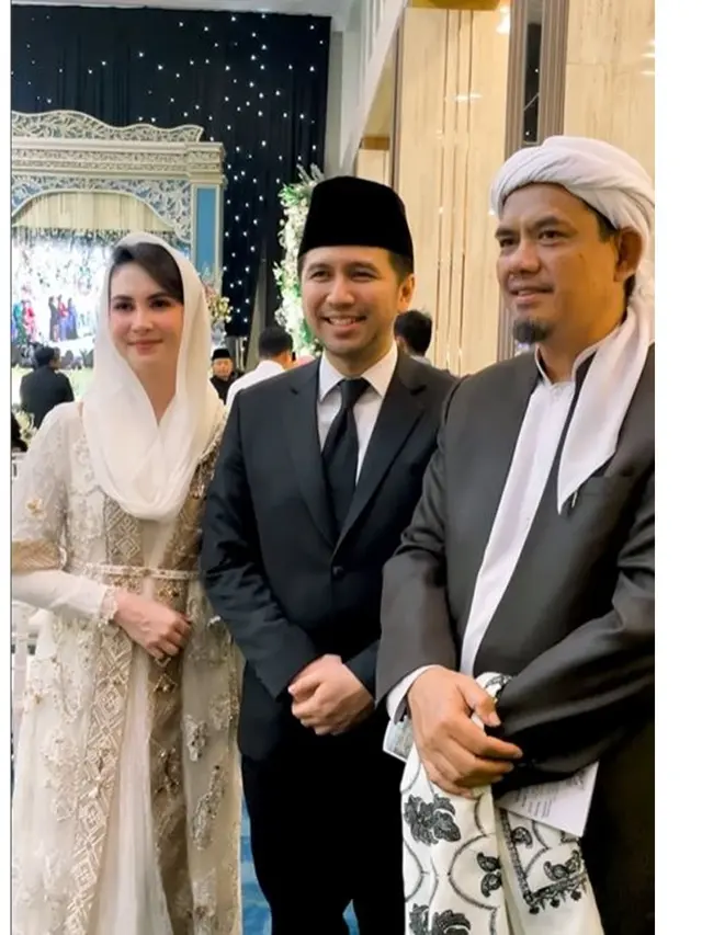 6 Potret Arumi Bachsin dan Emil Dardak di Pernikahan Anak Khofifah, Ikut Sapa Tamu
