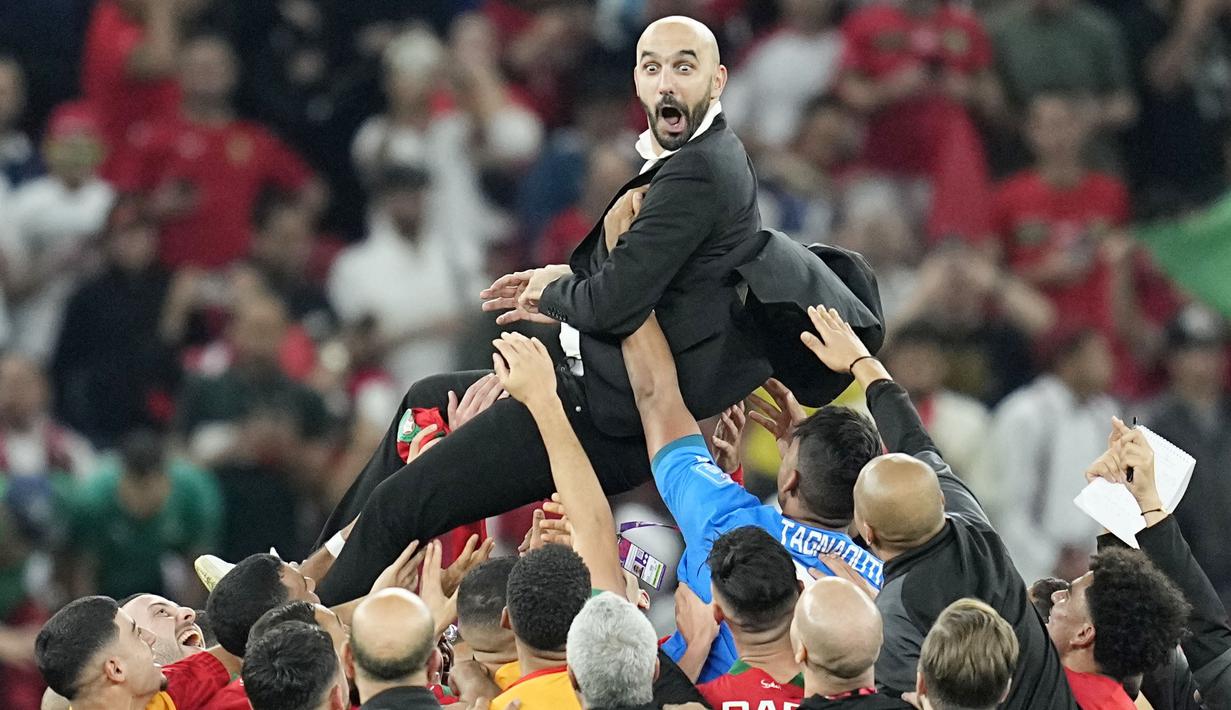 Timnas Maroko terus membuat kejutan di Piala Dunia Qatar 2022. Mereka berhasil melumat negara-negara besar seperti Belgia, Spanyol, dan Portugal. (AP/Ebrahim Noroozi)