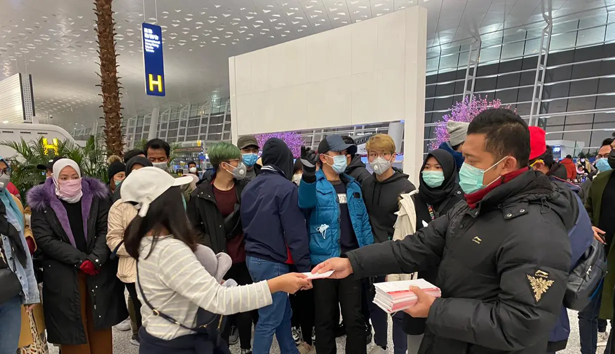 Sejumlah Warga Negara Indonesia (WNI) yang akan dievakuasi tiba di Bandara Internasional Tianhe, Wuhan, Hubei, China, Sabtu, (1/2/2020). Setibanya di Batam, ratusan WNI itu akan segera dievakuasi dan diobservasi di Natuna. (foto:Duta Besar RI di Beijing)