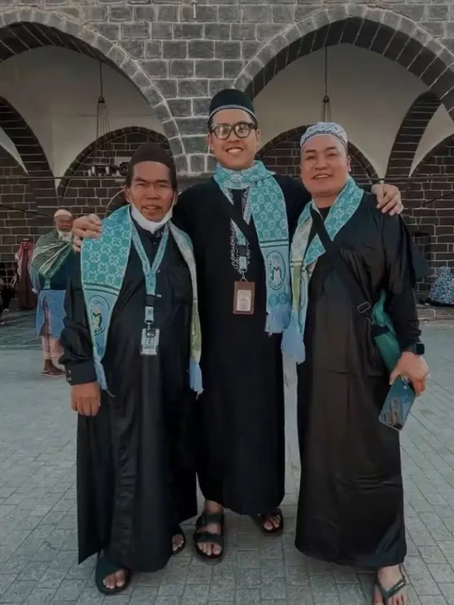 Hadiah dari Raffi Ahmad, Ini 6 Potret Bopak Castello dan Istri Jalani Umrah