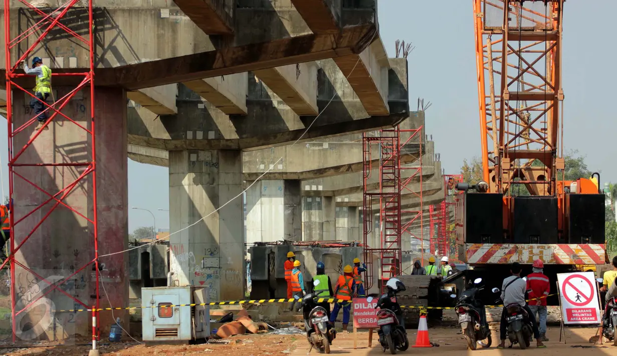 Pekerja melakukan aktivitas pembangunan proyek jalan tol Bekasi-Cawang-Kampung Melayu (Becakayu) di Kalimalang, Jakarta, Sabtu (27/6). Pengerjaan proyek tersebut dikebut untuk mengantisipasi kemacetan ketika musim mudik. (Liputan6.com/Johan Tallo)
