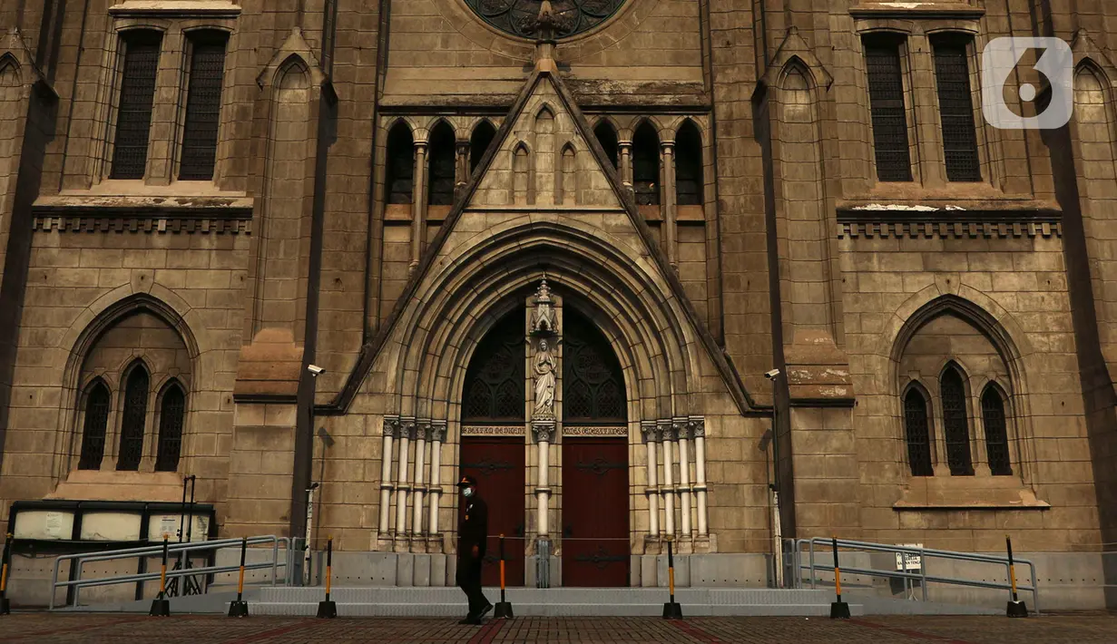 Petugas keamanan berjaga di luar Gereja Katedral jelang perayaan Natal, Jakarta, Rabu (22/12/2021). Gereja Katedral Jakarta memperketat penerapan protokol kesehatan selama ibadah Natal 2021. (Liputan6.com/Angga Yuniar)