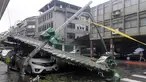 Seorang pria melihat mobil yang rusak akibat angin kencang Topan Soudelor di Taipe, Taiwan, (8/8/2015). Empat orang tewas akibat peristiwa angin kencang Topan Soudelor dan hujan deras.  (REUTERS/Pichi Chuang)