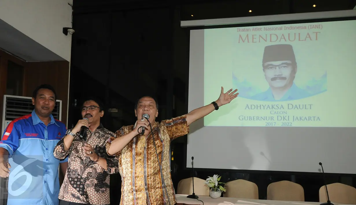 Drumer Jelly Tobing (kanan) bernyanyi pada deklarasi pendaulatan Adhyaksa Dault sebagai Cagub DKI Jakarta 2017-2022 oleh IANI di Jakarta, Jumat (9/10/2015). Ratusan atlet nasional hadir dalam acara pendaulatan Adhyaksa. (Liputan6.com/Helmi Fithriansyah)