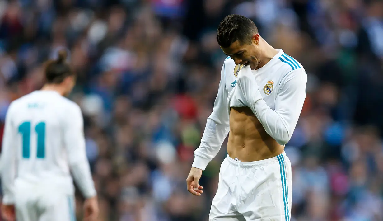 Ekspresi penyerang Real Madrid Cristiano Ronaldo saat melawan Barcelona dalam pertandingan Liga Spanyol di stadion Santiago Bernabeu di Madrid, Spanyol (23/12). Pada pertandingan itu Madrid kalah 0-3 dari Barcelona. (AP Photo/Francisco Seco)