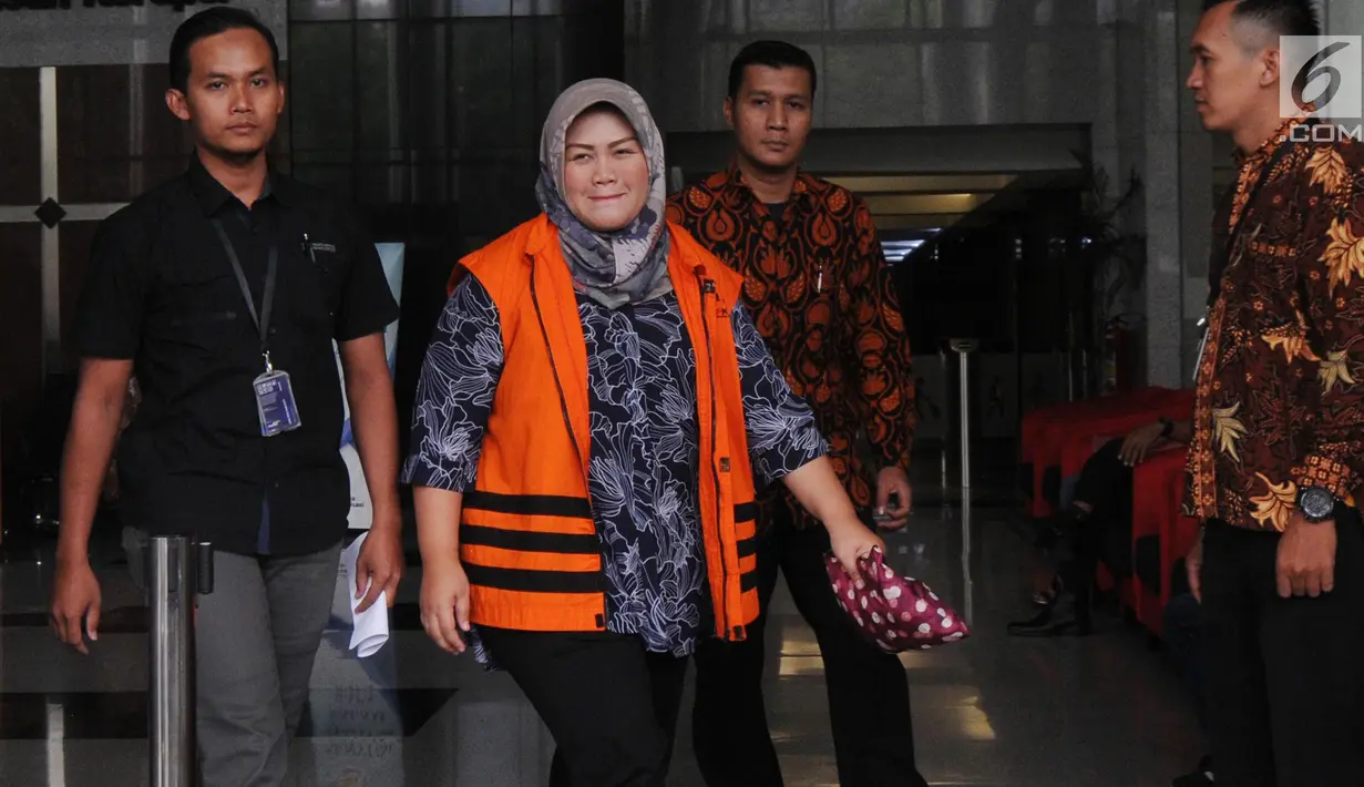 Bupati nonaktif Bekasi Neneng Hasanah Yasin berjalan keluar Gedung KPK seusai menjalani pemeriksaan, Jakarta, Rabu (7/11). Neneng diminta mencocokkan suaranya oleh penyidik terkait kasus dugaan suap perizinan proyek Meikarta. (Merdeka.com/Dwi Narwoko)
