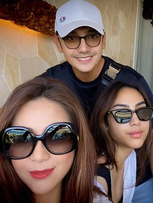 <p>Meski kerap menjalani LDR, namun rumah tangga pasangan ini terlihat sangat harmonis. Kemesraan dan keharmonisan pasangan ini masih terlihat hingga 20 tahun menikah. [Instagram/gunawan_sudrajat_real]</p>