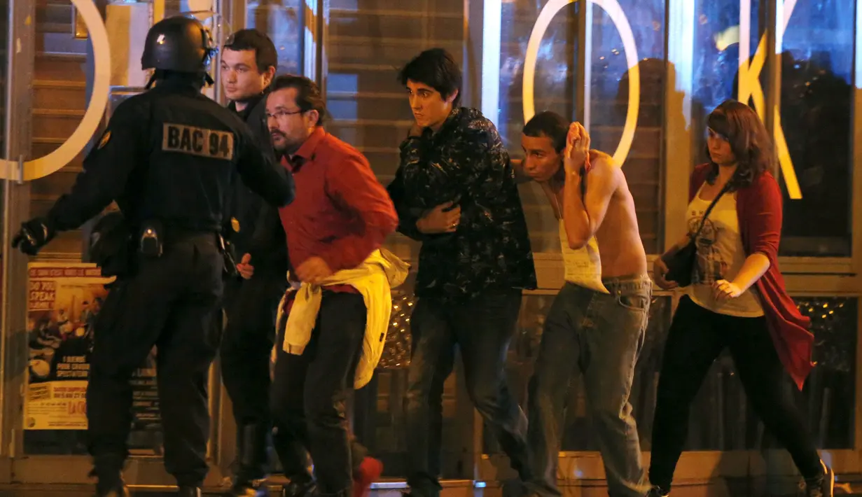 Petugas mengevakuasi korban yang selamat dari penembakan dan bom bunuh diri yang dilakukan teroris di Paris, Perancis, Jumat (13/11/2015). Dikabarkan ada 140 orang tewas dalam aksi teroris tersebut. (Reuters)