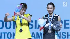 Tunggal putri Taiwan, Tai Tzu Ying (kanan) bersama pebulu tangkis China, Chen Yufei usai Final Indonesia Open 2018 di Istora GBK, Jakarta, Minggu (8/7). Tai Tzu Ying menang 21-23 21-15 21-9. (Liputan6.com/Helmi Fithriansyah)