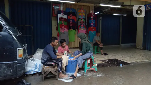 Banjir Surut, Aktivitas Jual Beli di Pasar Cipulir Masih Lumpuh