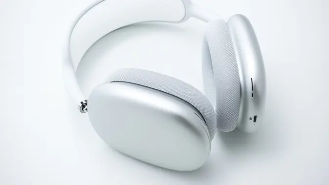 White AirPods Max (Photo by Jeremy Bezanger on Unsplash)
