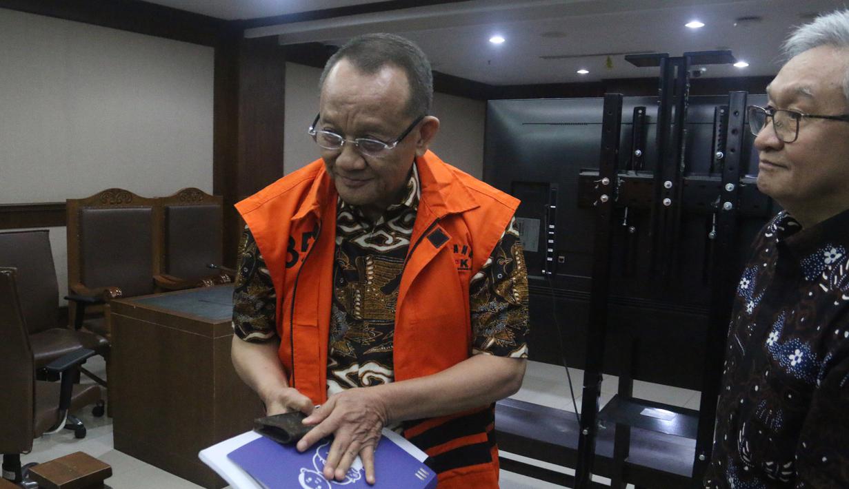 Nurhadi juga diketahui membeli sejumlah kendaraan bermotor senilai Rp 6,2 miliar. Tampak dalam foto, mantan sekretaris Mahkamah Agung (MA), Nurhadi, berjalan usai mengikuti sidang di Pengadilan Tindak Pidana Korupsi (Tipikor), Jakarta, Selasa (18/11/2025). (merdeka.com/Arie Basuki)