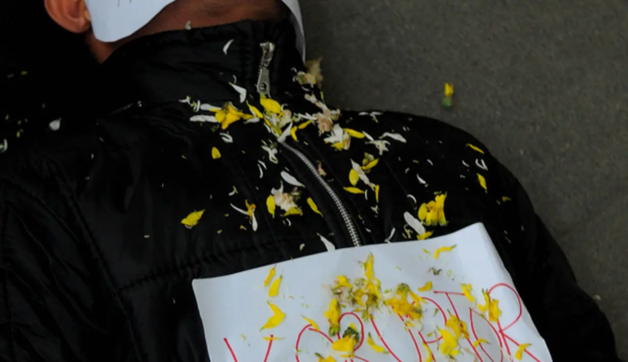 Seorang mahasiswa memakai topeng bergambar tikus saat aksi teaterikal di depan gedung KPK, Jakarta, Kamis (5/3/2015). Aksi tersebut menuntut pemerintah untuk segera menghentikan kriminalisasi KPK (Liputan6.com/Faisal R Syam)