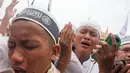 Ekspresi peserta aksi saat berdoa bersama dalam aksi Reuni 212, Jakarta, Sabtu (2/12). Aksi yang diselenggarakan sebagai bentuk reuni kegiatan 2 Desember 2016 itu diisi dengan pembacaan zikir, salawat serta salat berjamaah. (Liputan6.com/Herman Zakharia)