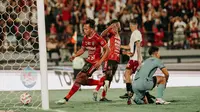 M. Rahmat, mencetak gol penyelamat dari kekalahan saat Bali United ditahan imbang 1-1 oleh PSM Makassar dalam lanjutan BRI Liga 1 2024/2025 di Stadion Kapten I Wayan Dipta, Sabtu (7/12/2024). (Bola.com/Alit Binawan)