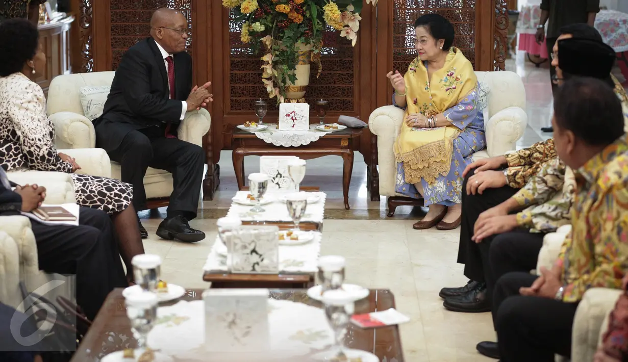Suasana pertemuan di kediamaan Megawati,  Jakarta, Rabu (8/3). Dalam pertemuan itu, kedua tokoh negara membahas mengenai sejarah Presiden RI pertama Soekarno yang memiliki hubungan baik dengan Afsel. (Liputan6.com/Faizal Fanani)