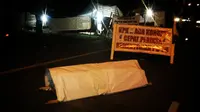 Keranda mayat dibiarkan tergeletak menghiasi depan posko pendudukan lahan yang dibangun warga sejak Rabu 19 Oktober 2016 di Jalan Tol Reformasi, Makassar, Sulawesi Selatan. (Liputan6.com/Eka Hakim)