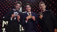 Valentino Rossi, Marc Marquez, dan Jorge Lorenzo (kiri ke kanan) memamerkan medali penghargaan top 3 championship MotoGP 2016 pada acara FIM Awards Ceremony di Valencia, Minggu (13/11/2016). (MotoGP)