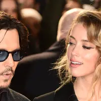 Bukan rahasia lagi. Angelina Jolie dan Brad Pitt memang dikabarkan menjalin hubungan saat Brad masih menjadi suami Jennifer Aniston. (Extra)